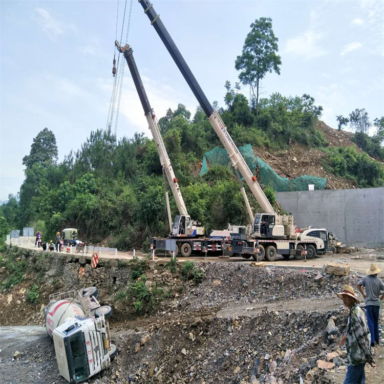 青岛城阳汽车掉沟里叫吊车救援要多少钱